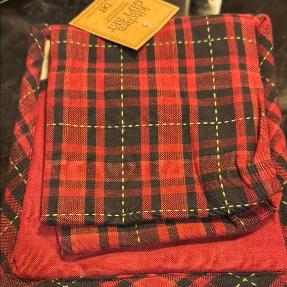 Red and Black Plaid Bear Kitchen Gift Set - potholder and kitchen towel - Picture 2 of 4